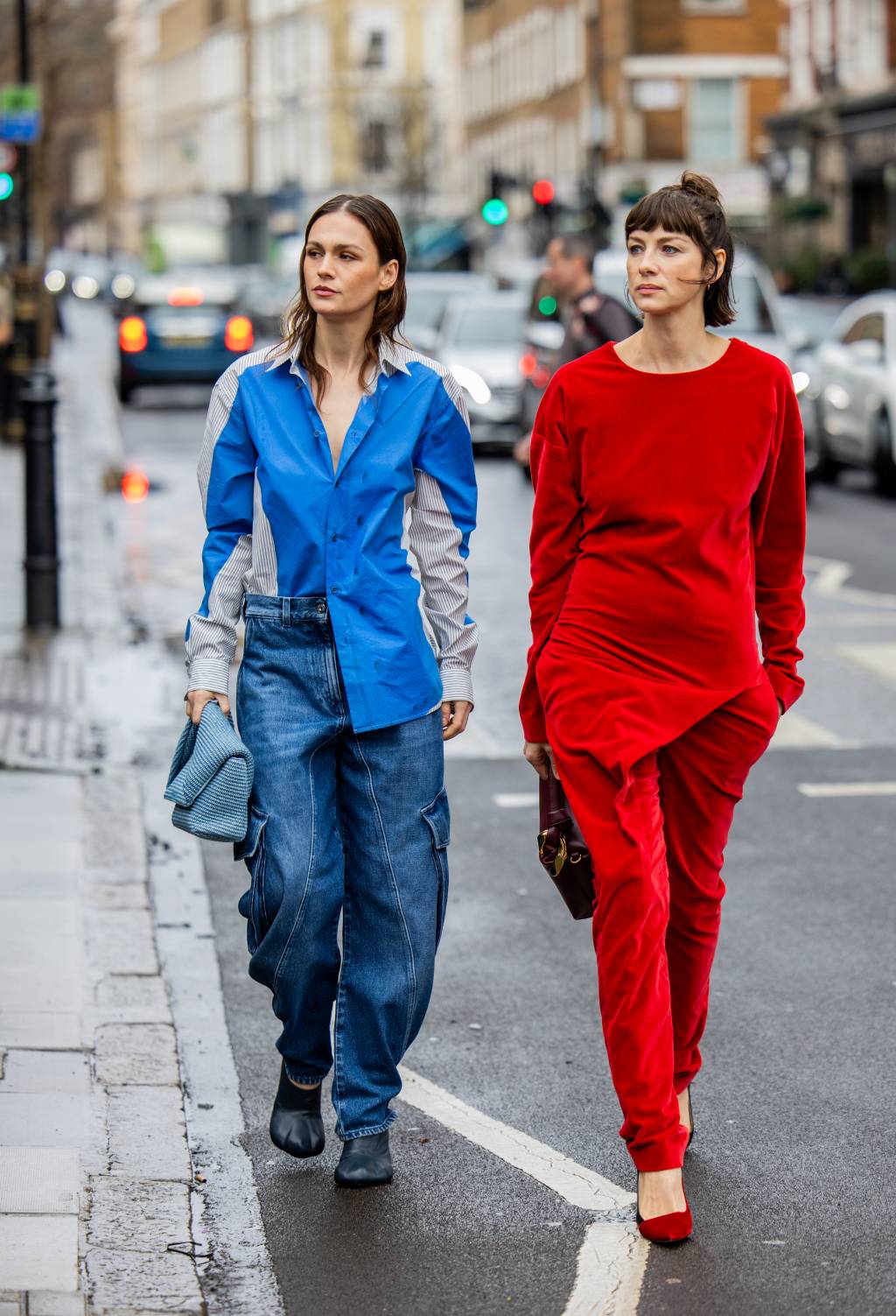 Street Style – LFW February 2024 como usar scarpin vermelho no dia a dia