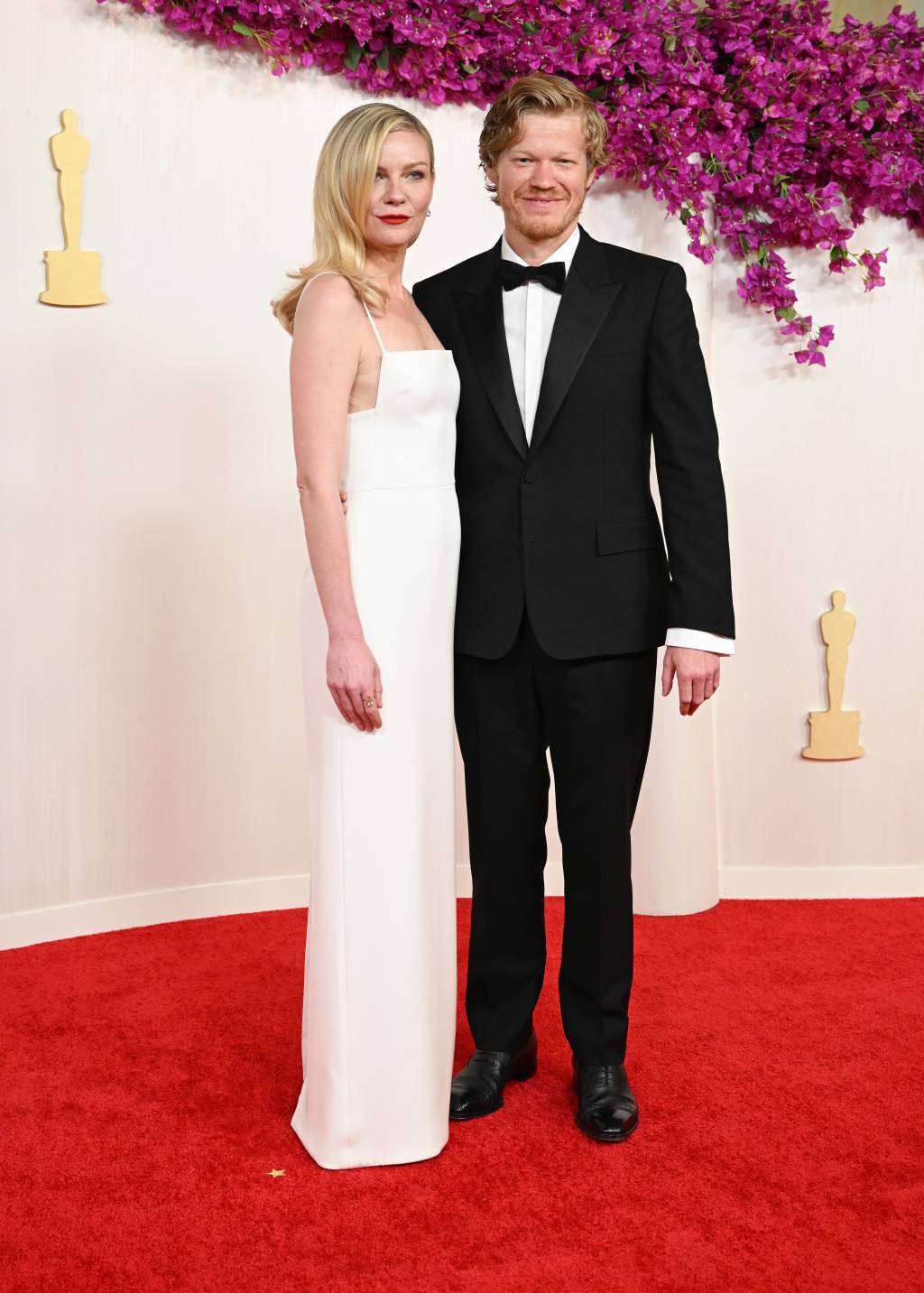 O casal Kirsten Dunst e Jesse Plemons no tapete vermelho do Oscar 2024 O casal Kirsten Dunst e Jesse Plemons no tapete vermelho do Oscar 2024