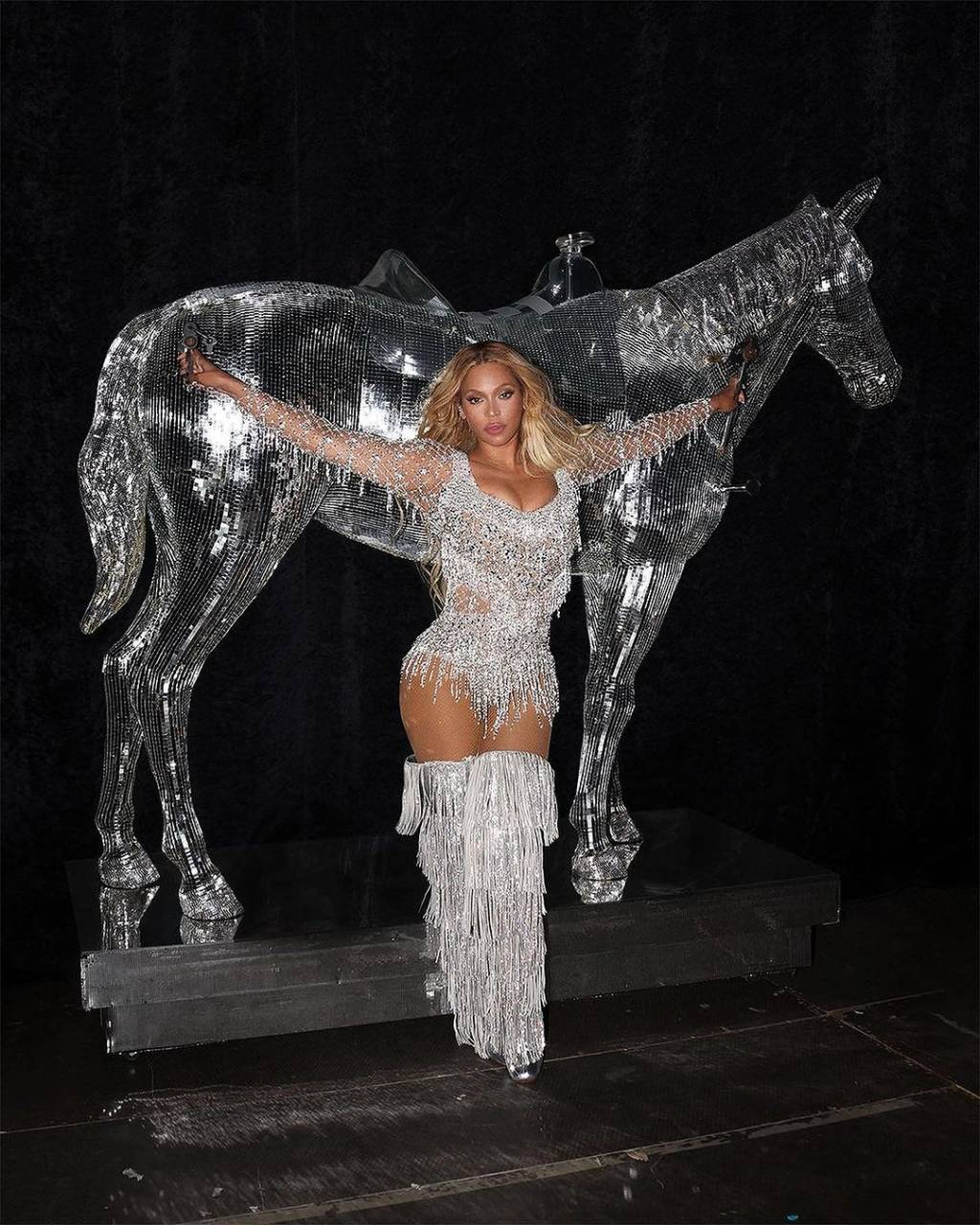 beyoncé-the-eras-tour-patbo Beyoncé na The Eras Tour usando look brilhoso da Patbo