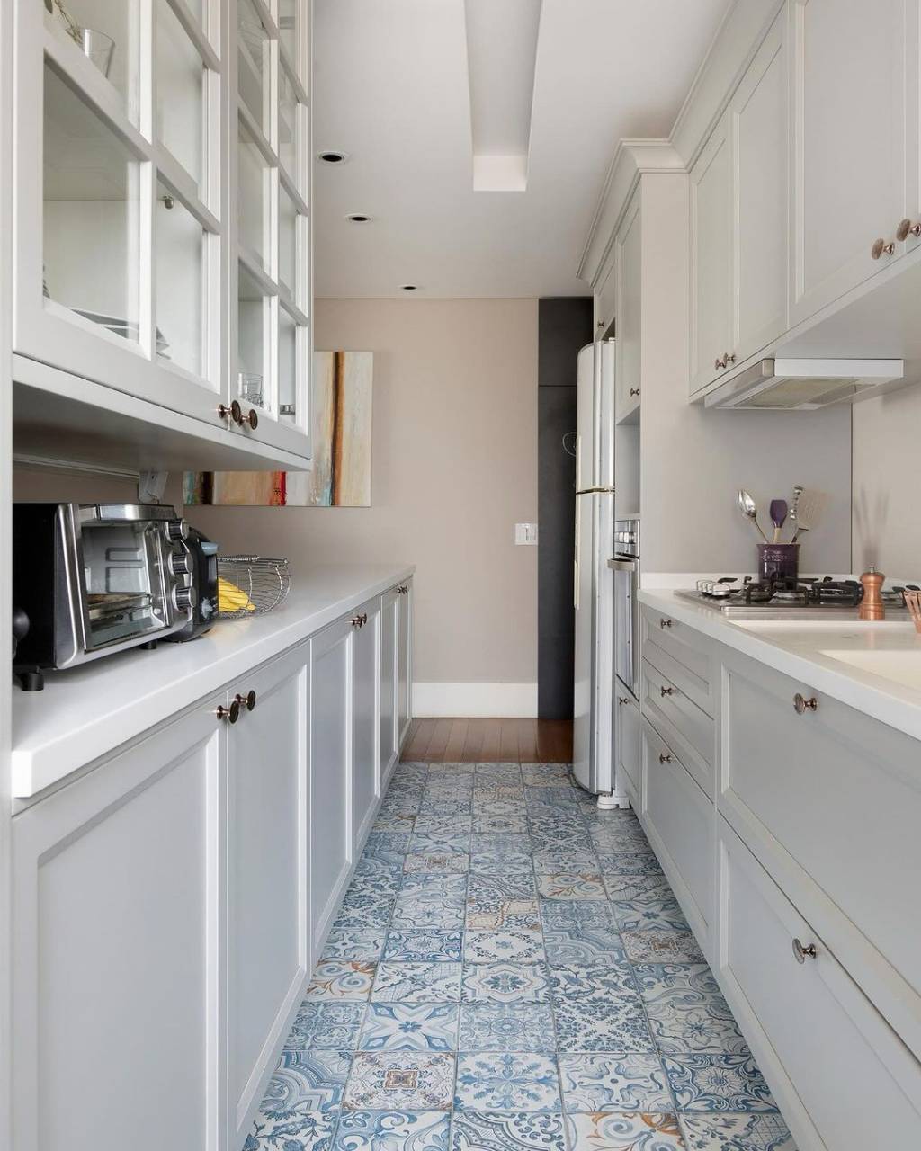 Cozinha provençal – Projeto Karen Pisacane – Foto Divulgação Cozinha com marcenaria provençal