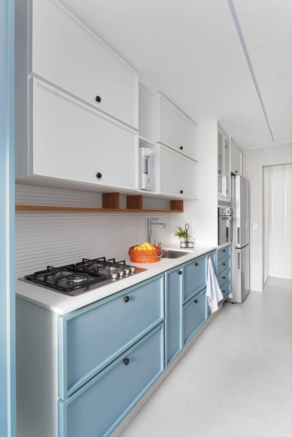 Cozinha provençal – Projeto Ma.Dê Arquitetura – Foto Carollina Senges Cozinha com marcenaria provençal