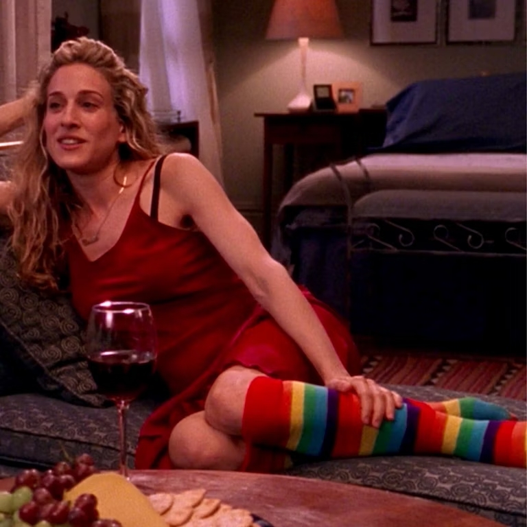 carrie-bradshaw-meias-arco-iris Melhores sapatos de Carrie Bradshaw em Sex and The City.