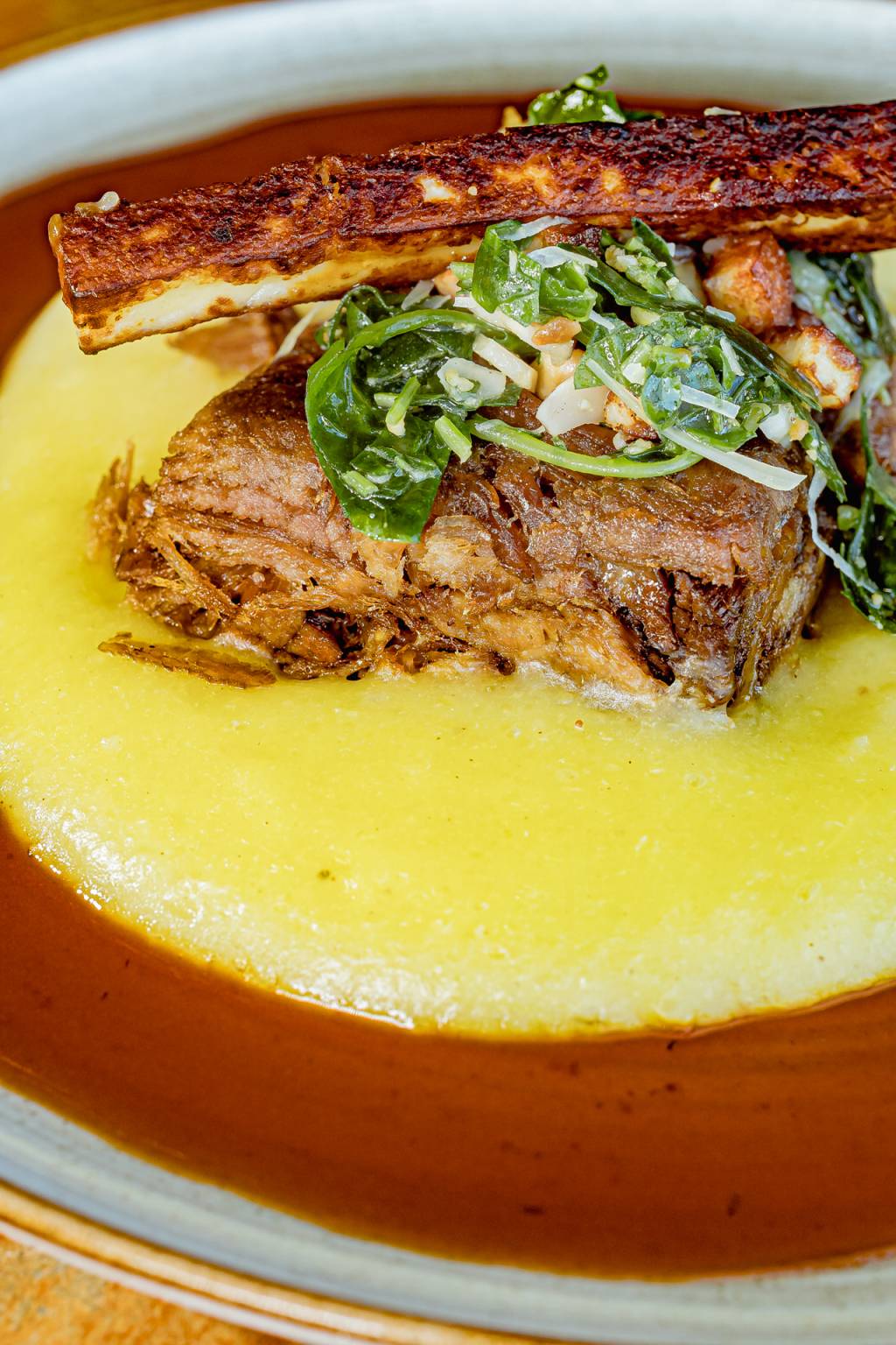 Costela Bovina com Purê de Mandioca, Pesto de Agrião e Queijo Coalho – Chef Henrique Fogaça Receita de costela bovina com purê de mandioca do chef Henrique Fogaça