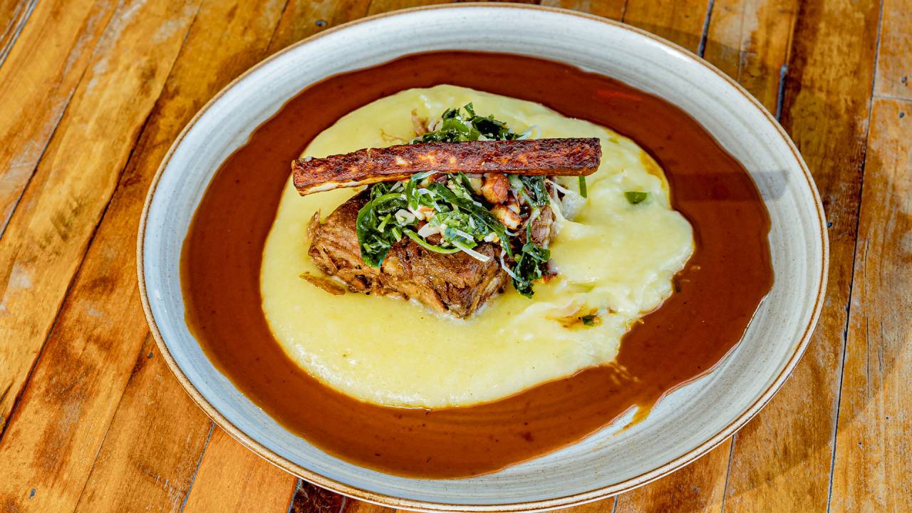 Receita de costela bovina com purê de mandioca do chef Henrique Fogaça