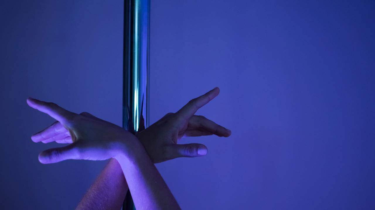 Pole dance grisalho - Kika Lobo