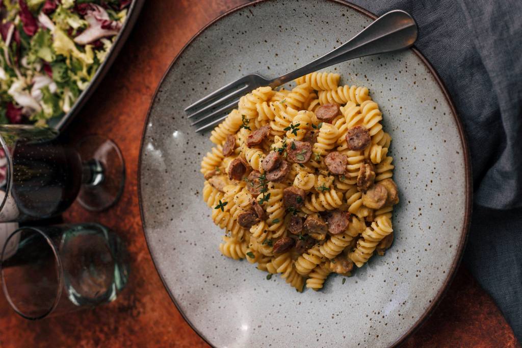 Receita de macarrão com linguiça toscana e molho de tomate Receitas com linguiça toscana - macarrão