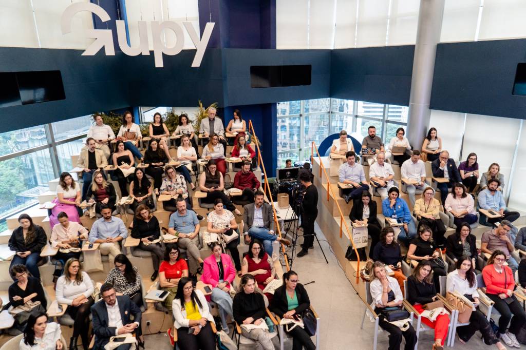 EPIs de Saúde Mental Plateia no evento de lançamento do Manifesto de criação dos EPIs de Saúde Mental: só no ano passado, tivemos um aumento de 38% nos afastamentos de trabalho por problemas de saúde mental, liderado pela jornalista Izabella Camargo