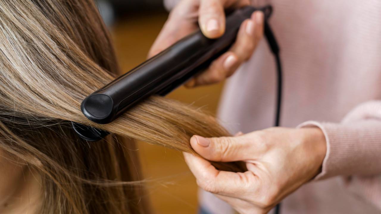 Como proteger o fio do calor da chapinha e secador de cabelo