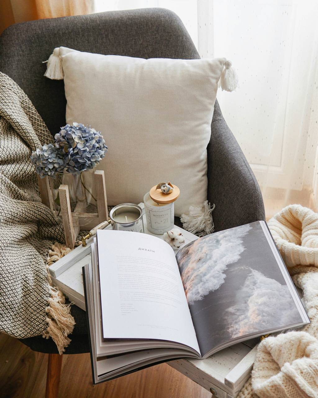 como-criar-um-cantinho-de-leitura-em-casa-poltrona-almofadas Como criar um cantinho de leitura e relaxamento perfeito