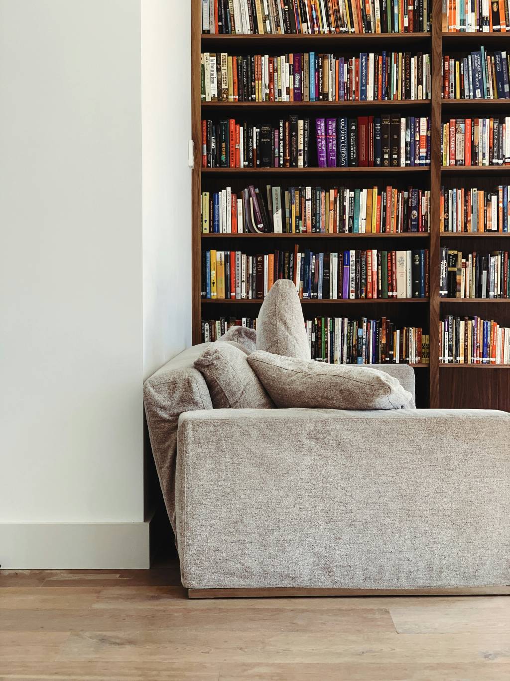 como-criar-um-cantinho-de-leitura-em-casa-prateleiras Como criar um cantinho de leitura e relaxamento perfeito