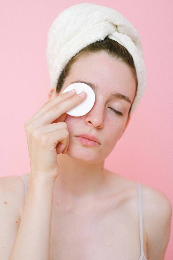 limpeza-olhos-olheiras Creme para os olhos: dicas, sugestões e como usar produtos para região dos olhos