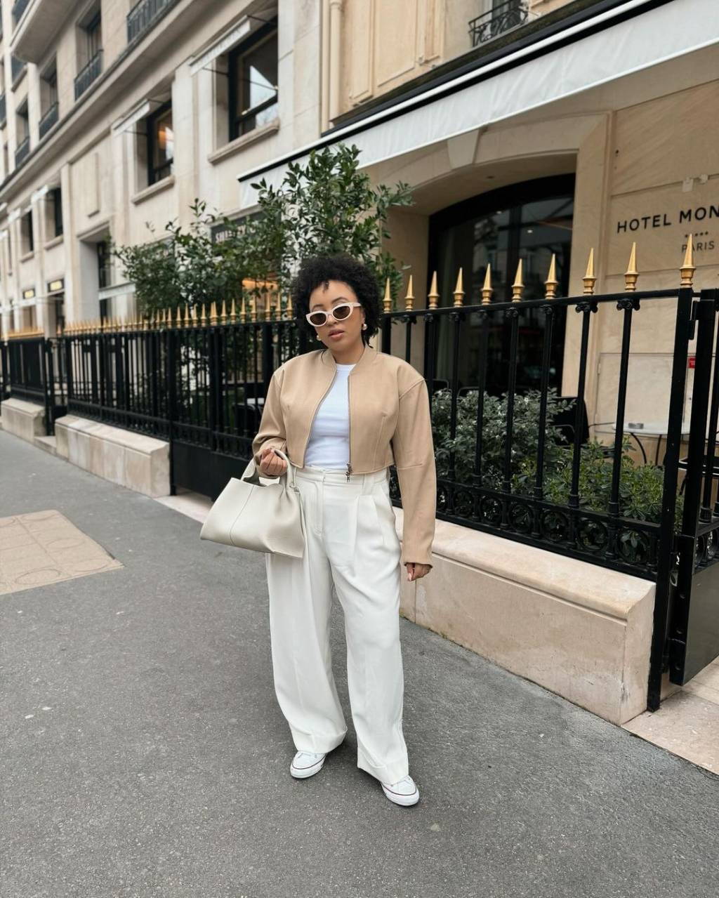 look-trabalho-calca-branca-t-shirt looks com calça branca
