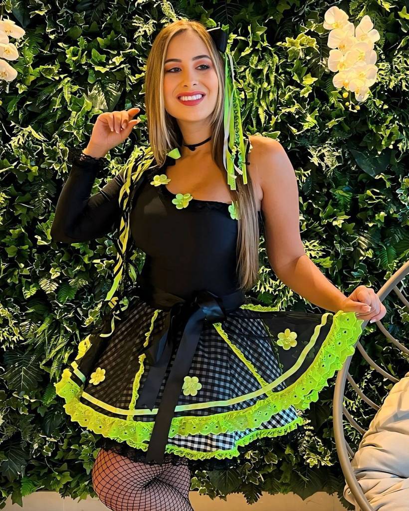 looks-festas-juninas-nula-manga Look com nula manga e saia com babados e transparência para a festa junina