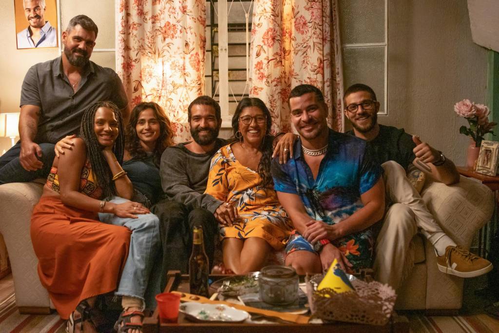 maes-novelas-dona-lurdes-amor-de-mae Lurdes (Regina Casé) com Magno (Juliano Cazarré), Camila (Jéssica Ellen), Érica (Nanda Costa), Sandro (Humberto Carrão), Ryan (Thiago Martins) e Danilo/Domênico (Chay Suede), personagens da novela