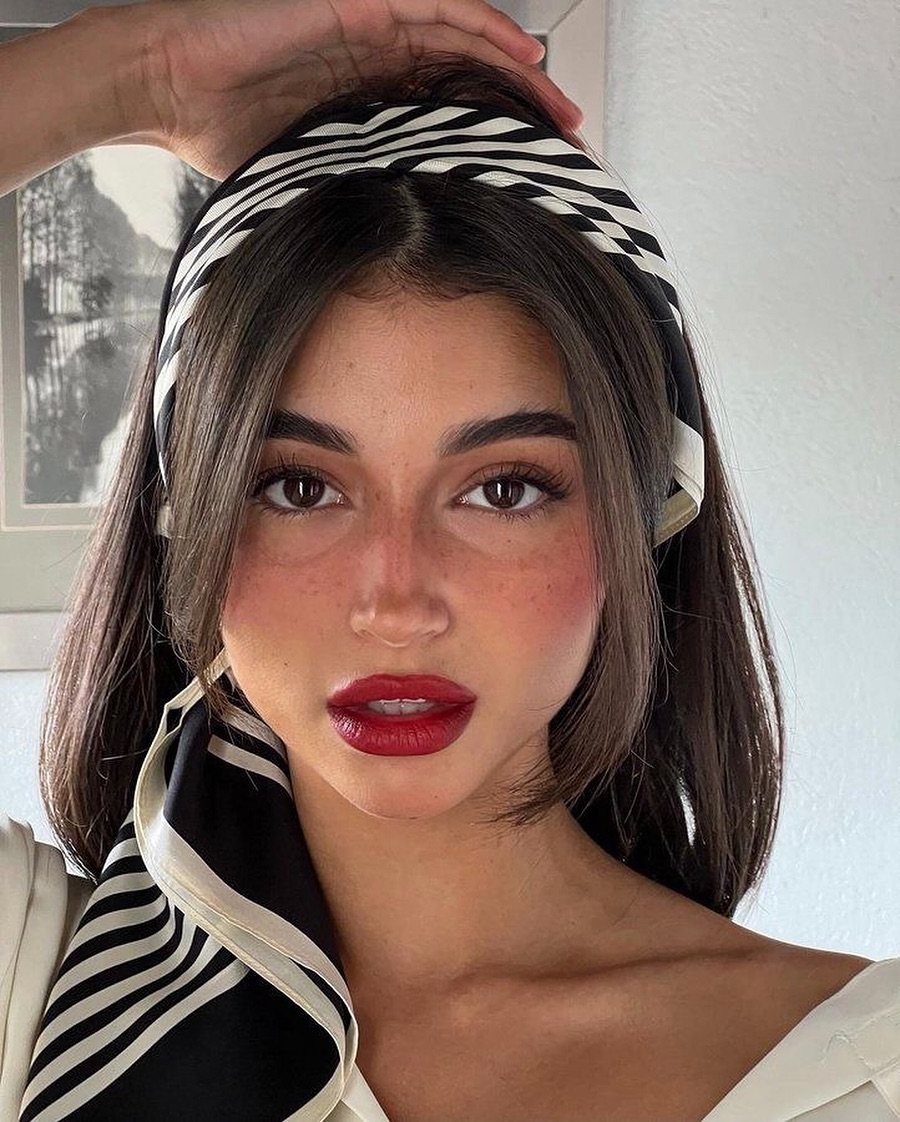 maquiagem-com-batom-vermelho Batom vermelho destaca olhos castanhos