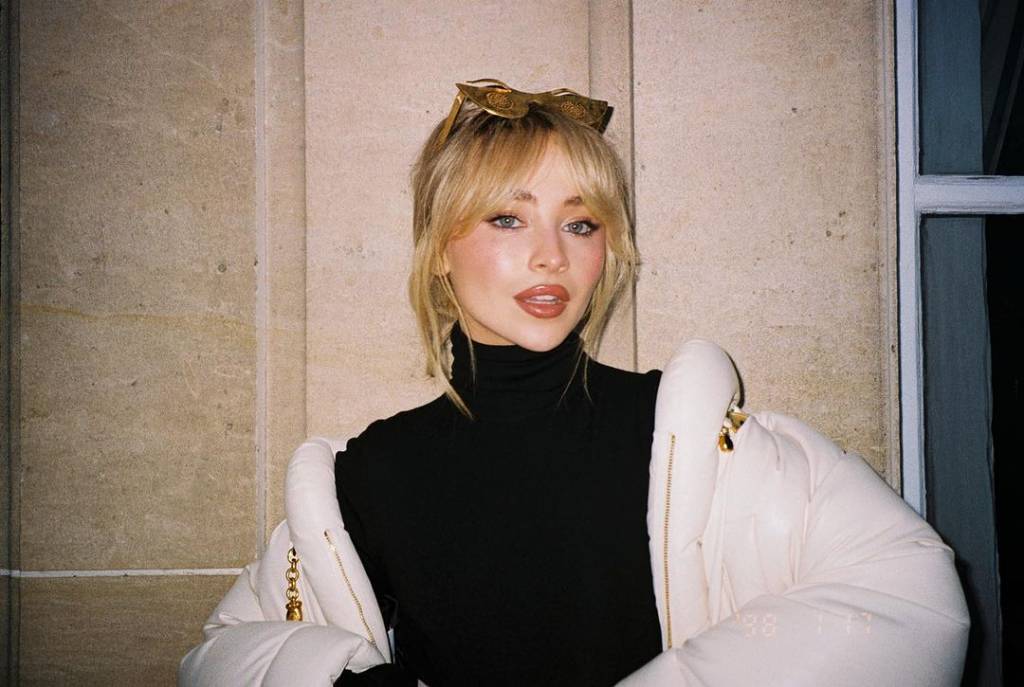 maquiagem-da-sabrina-carpenter-com-iluminador Maquiagem de Sabrina Carpenter