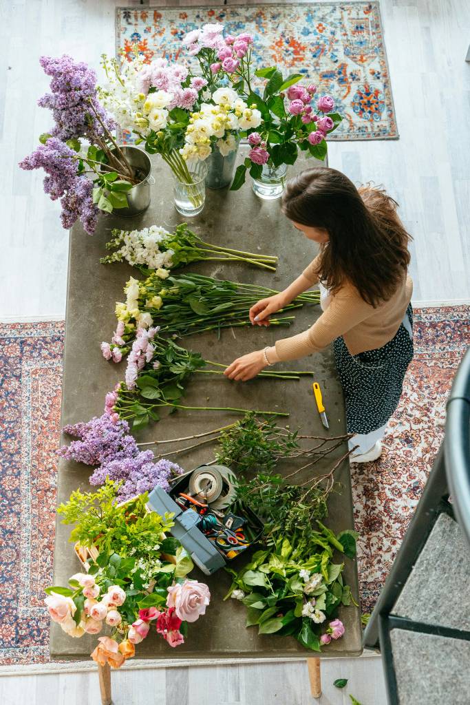 montando-arranjo-flores-Dia-das-Mães Dia das Mães: Aprenda como escolher ou montar um arranjo para presentear