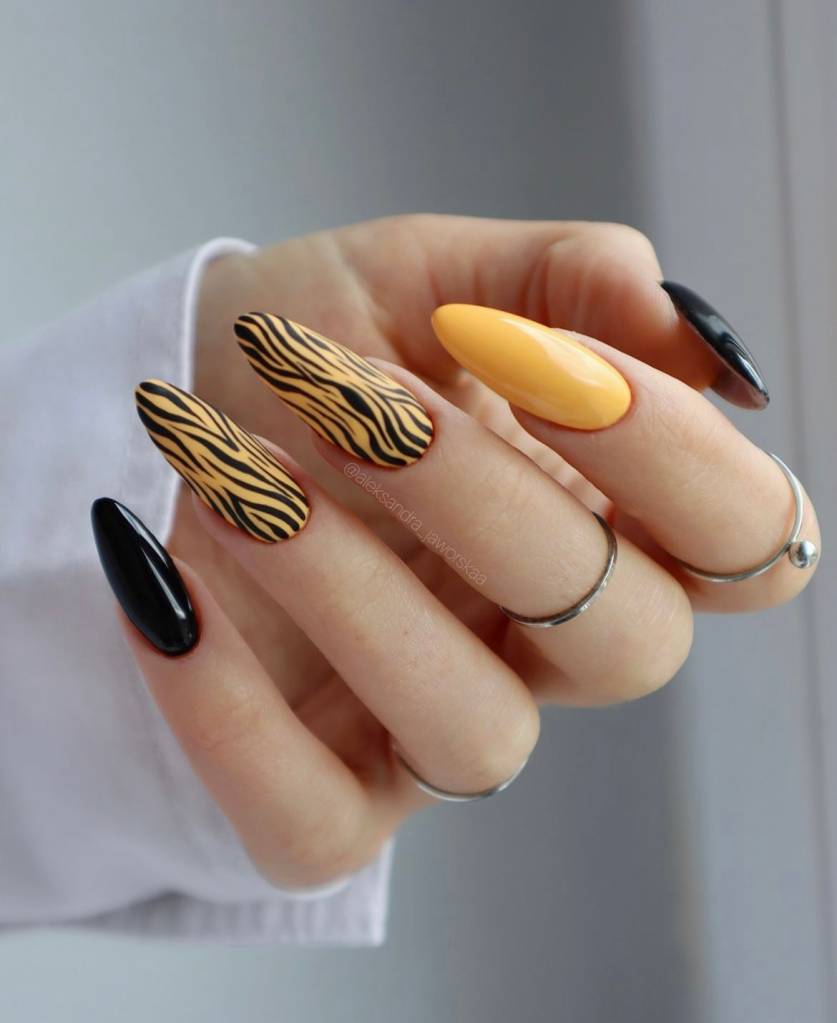 nail-art-com-animal-print-tigre nail art estampa de tigre