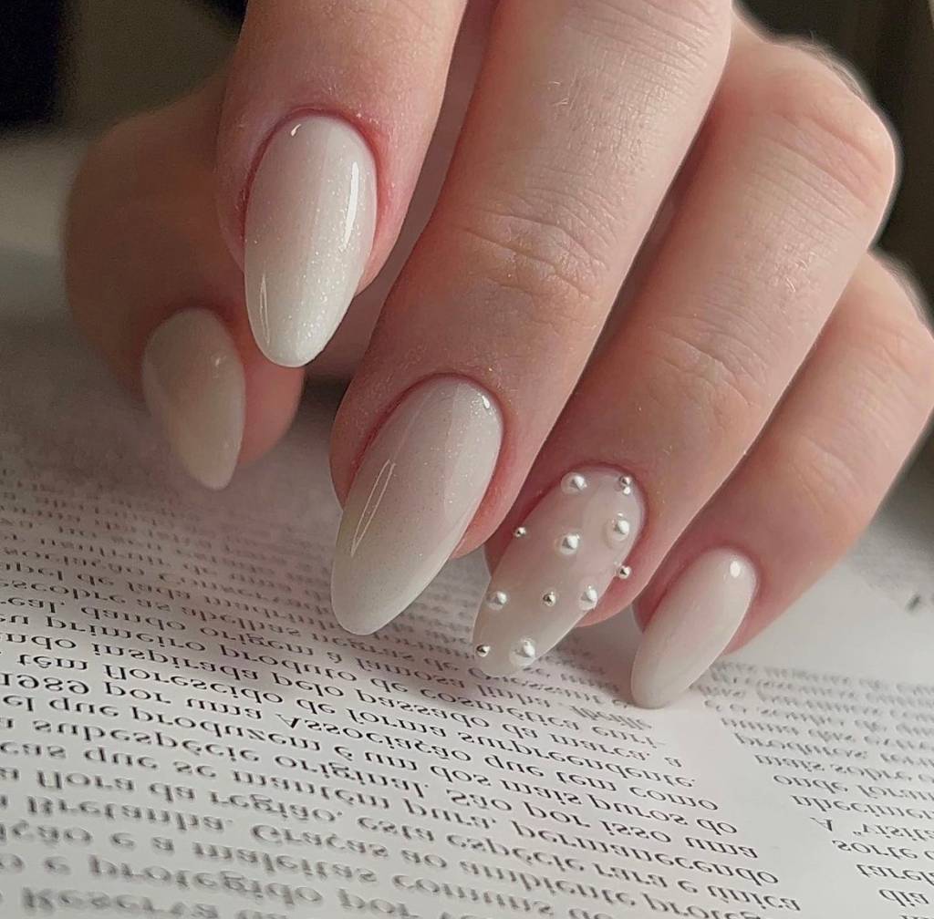 nail art elegante para noivas com pérolas