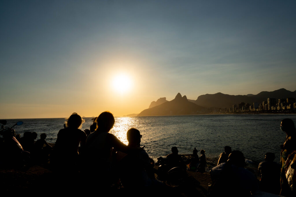 rio-roteiro-madonna-pedra-do-arpoador-riotur Pôr-do-sol na Pedra do Arpoador, no Rio