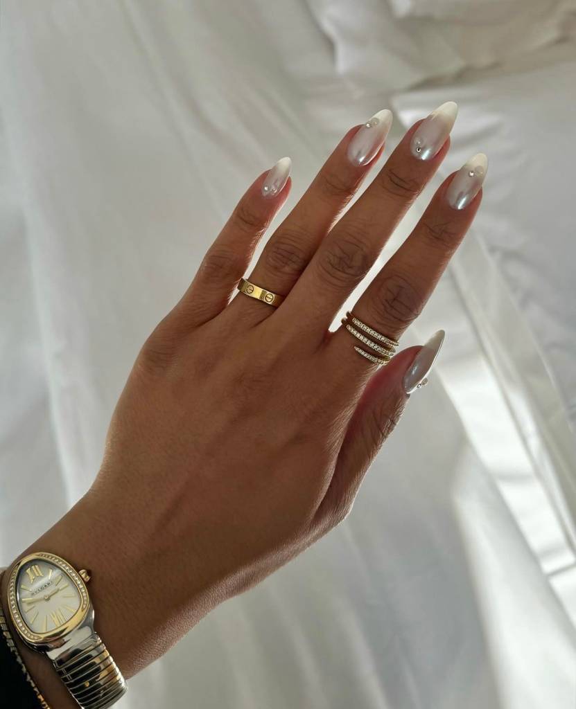 unhas-cromadas-branca-e-elegante unhas cromadas brancas e delicadas