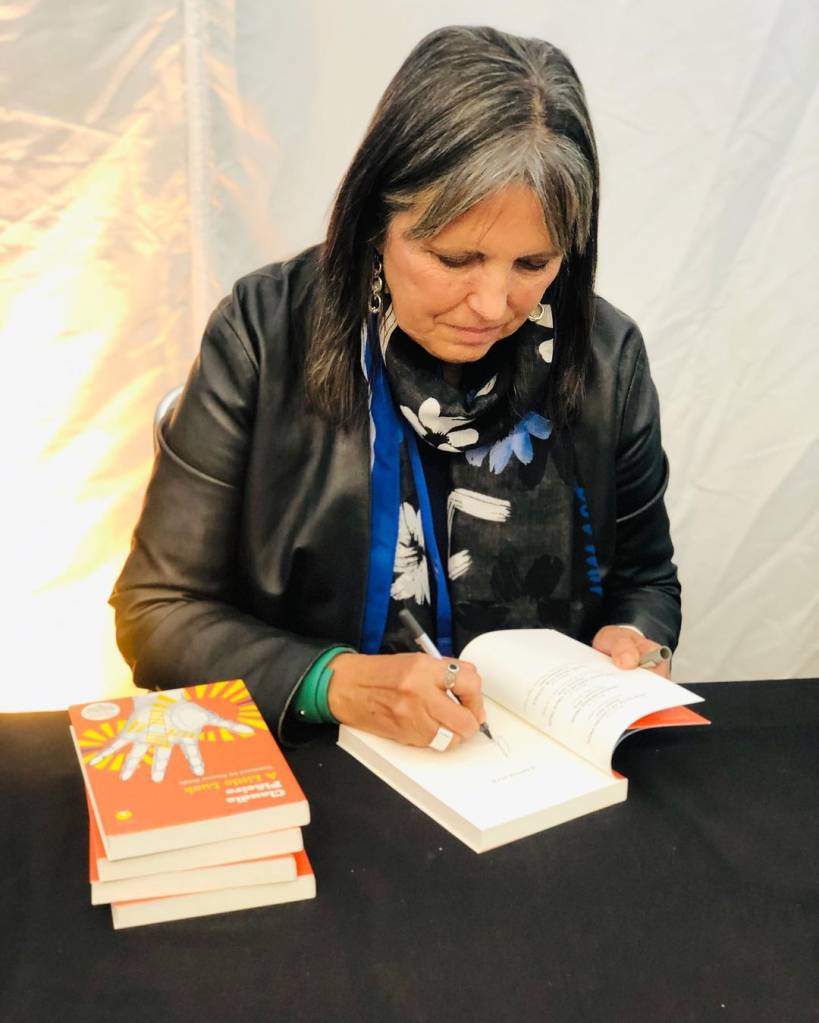 Claudia-Piñeiro-literatura-A-feira-do-Livro Entrevista com Claudia Piñeiro: “a sociedade é sempre um personagem nas minhas histórias”