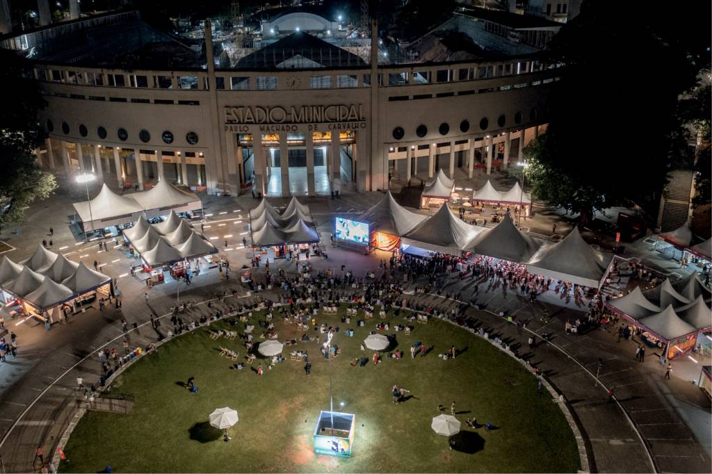 Feira-do-Livro-literatura-Praça-Charles-Miller Entrevista com Claudia Piñeiro: “a sociedade é sempre um personagem nas minhas histórias”