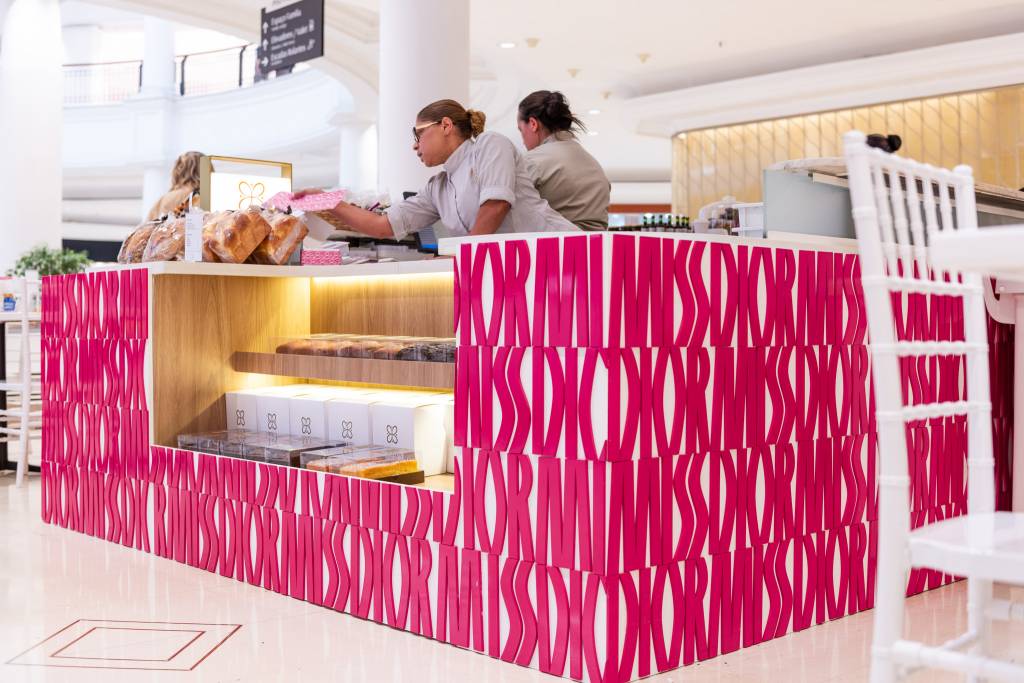 Dior inaugura casa de experiências em SP com espaço para café