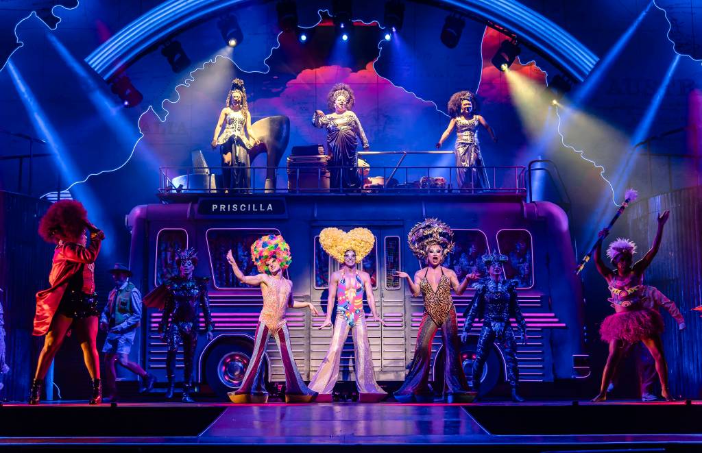 “Priscilla, a Rainha do Deserto” brilha com espetáculo glamoroso em SP