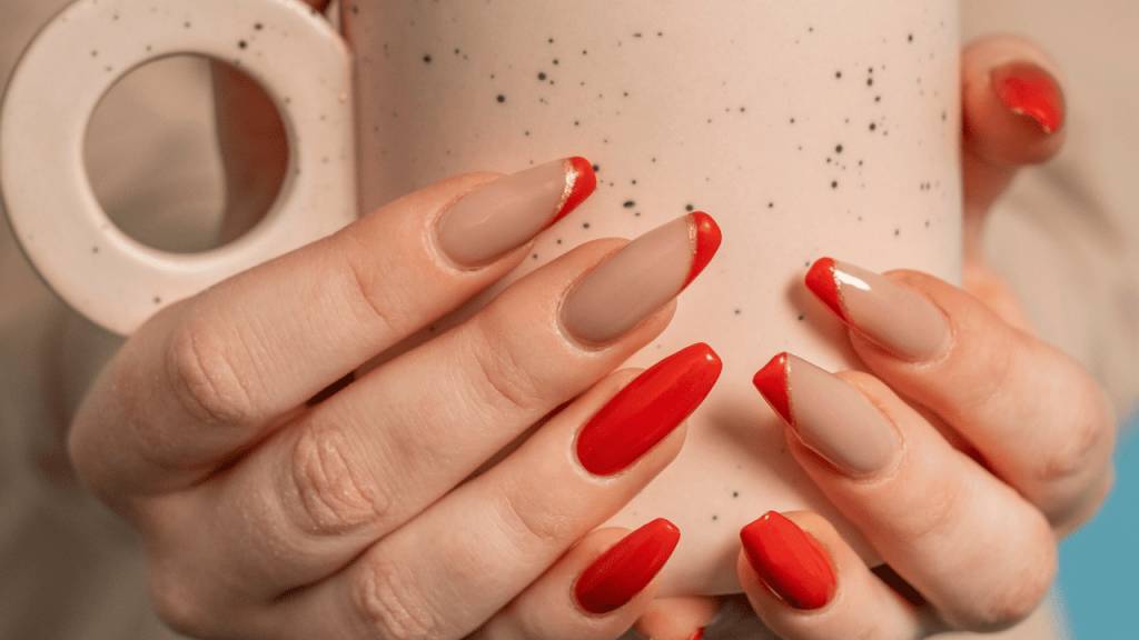 Imagem de unhas vermelhas decoradas