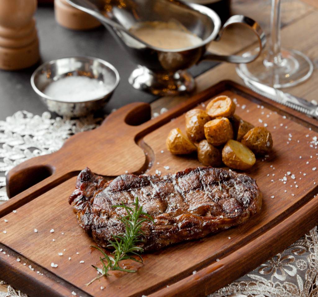 Filé mignon ao molho de vinho tinto com batatas gratinadas Menu fácil para um jantar de Dia dos Namorados