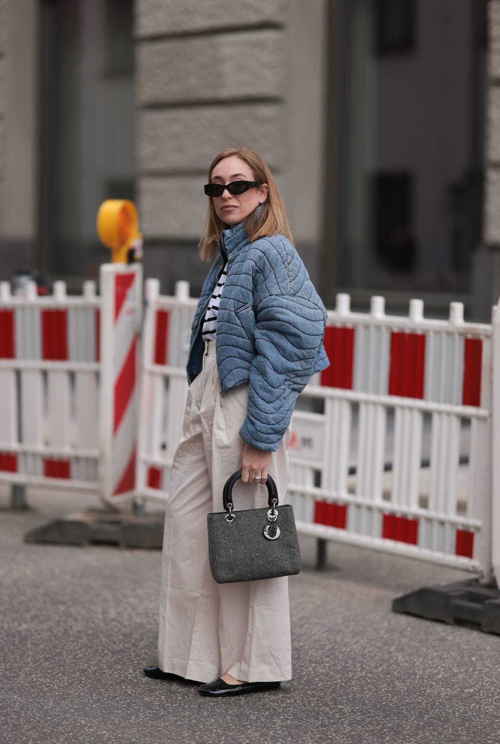 Street Style – Berlin – April, 2024 jaqueta acolchoada no trabalho - inverno 2024