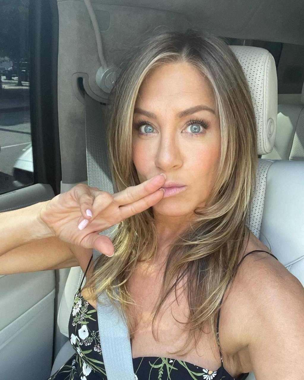 Jennifer Aniston adere ao bob com luzes e ganha elogios; veja