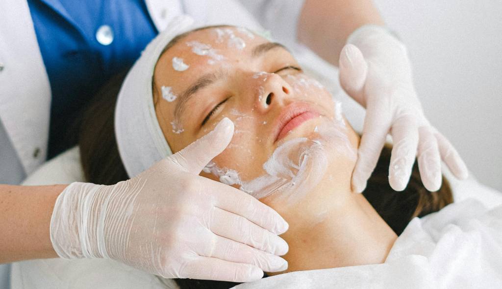 peeling-o-que-e-como-funciona Peeling funciona contra manchas, rugas e cicatrizes