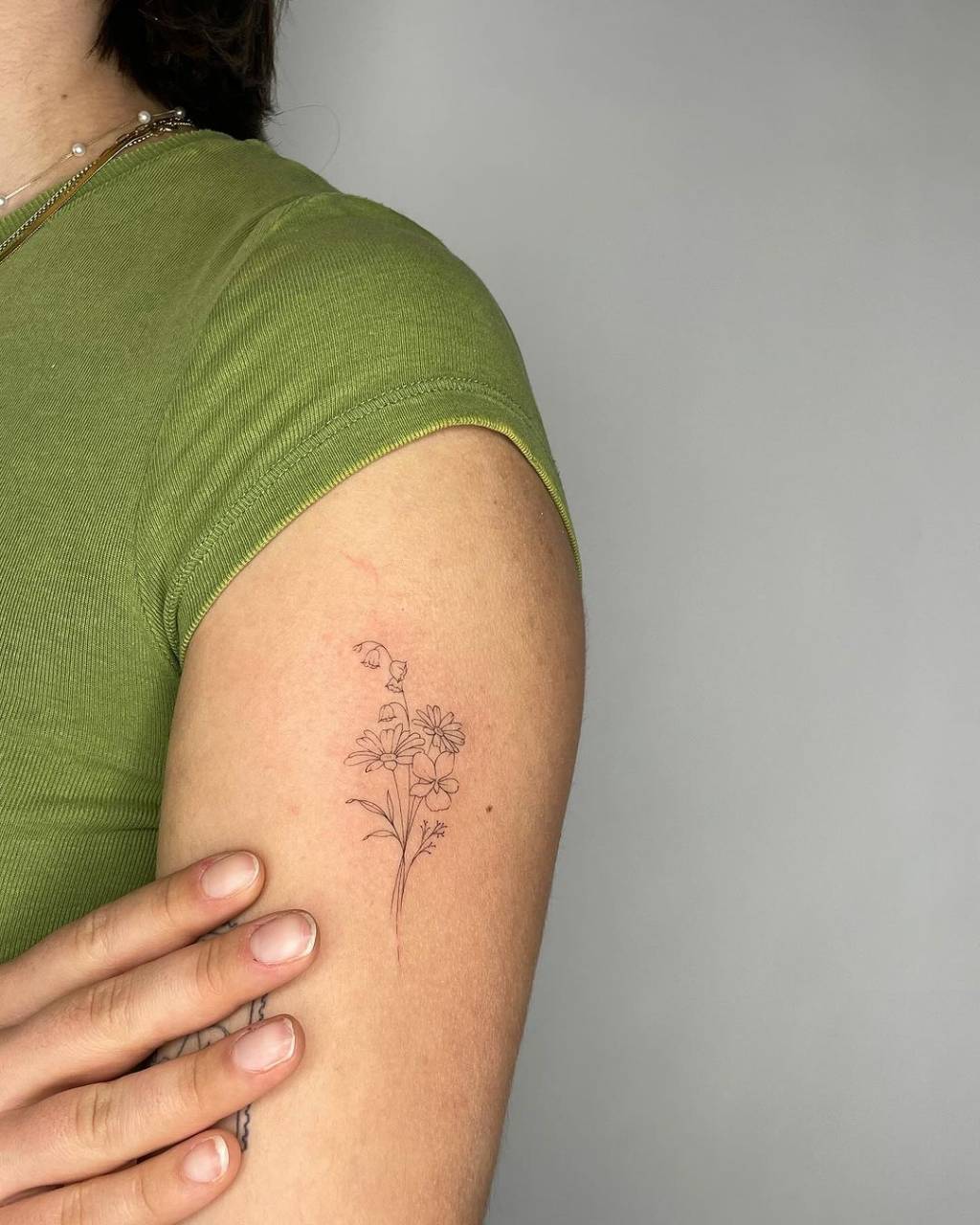 tatuagem-de-flor-fine-line Tatuagem delicada com flores