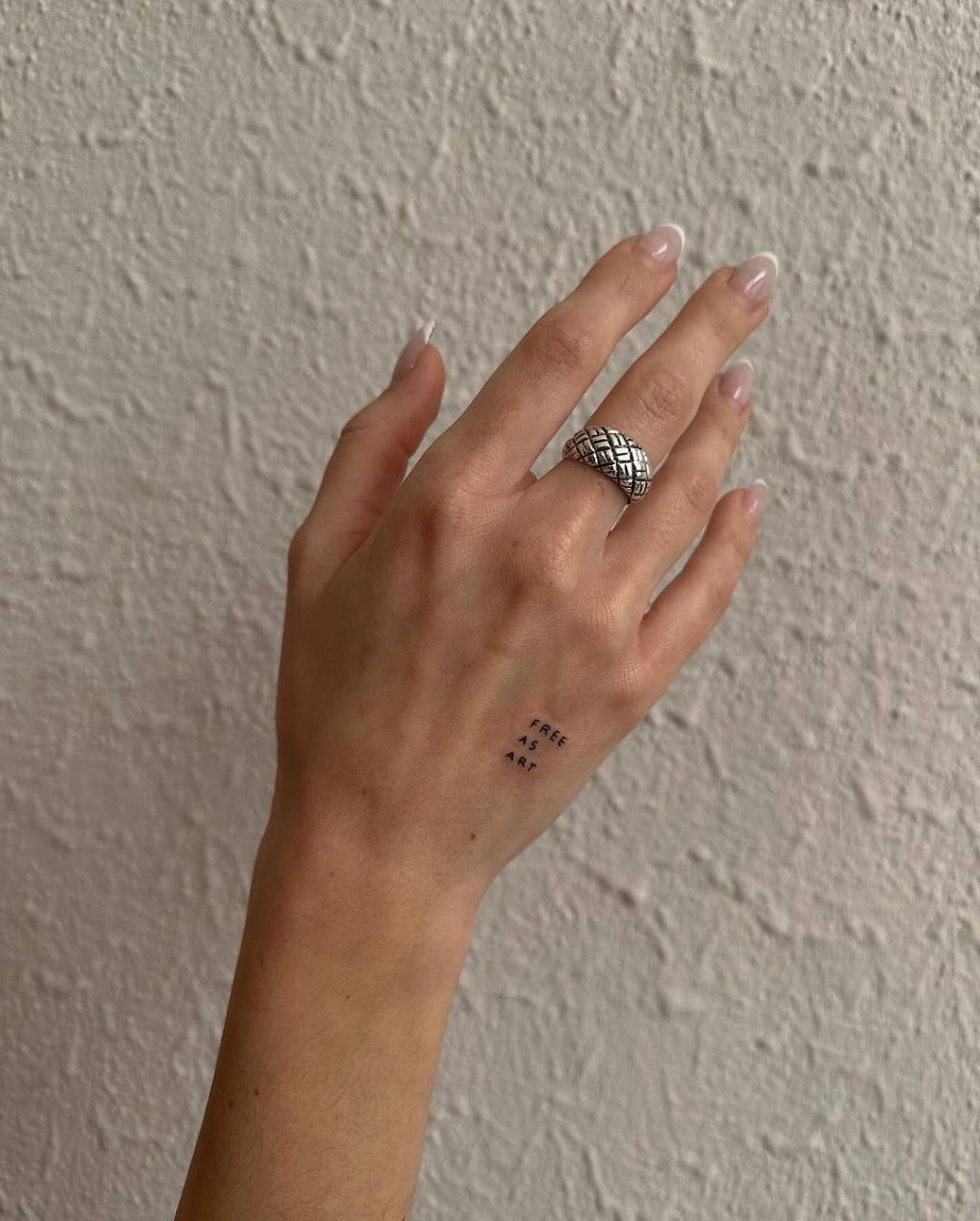 tatuagem-delicada-na-mão Tatuagem delicada na mão