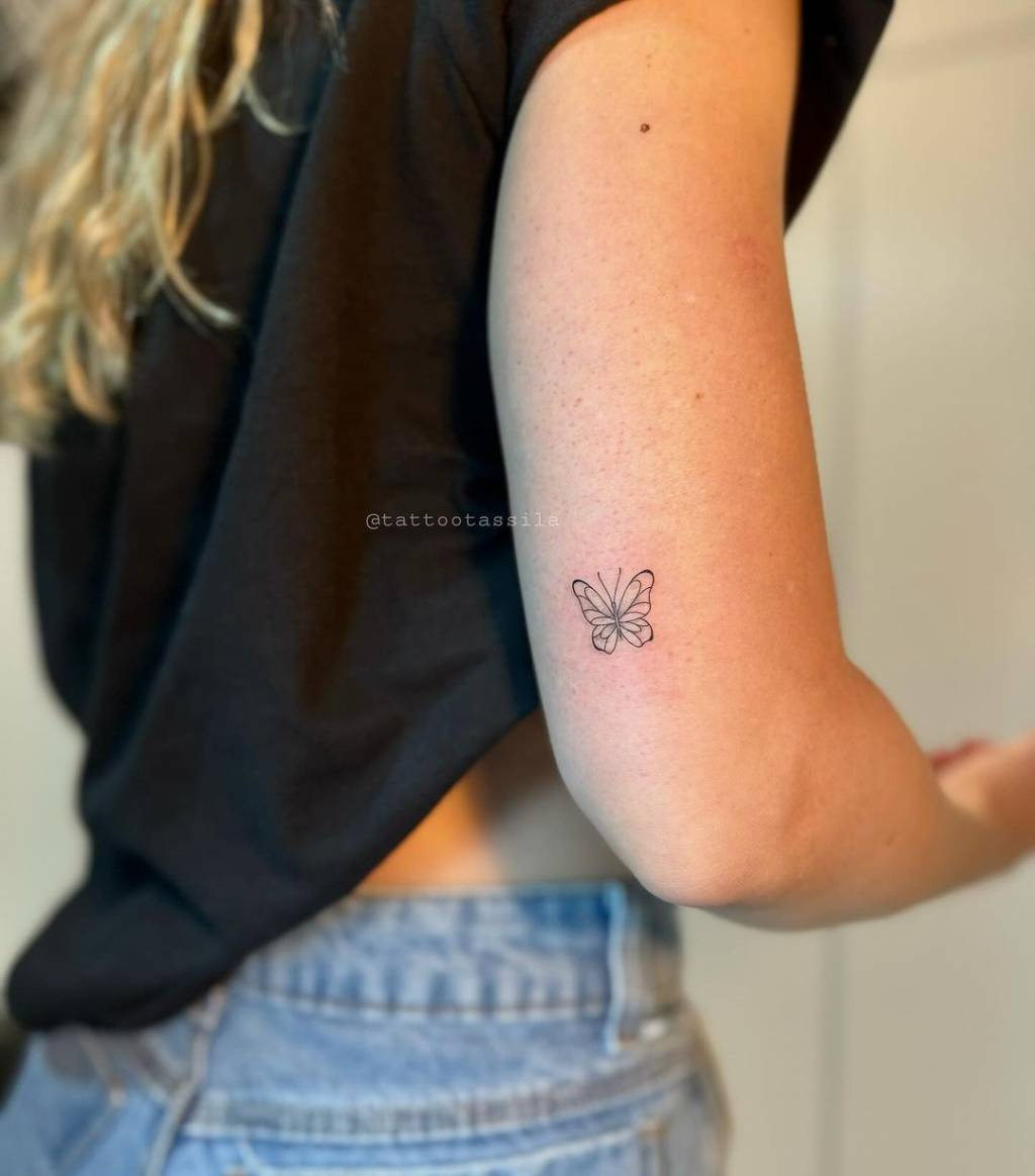 tatuagem-fine-line Tatuagem de borboleta no braço delicada