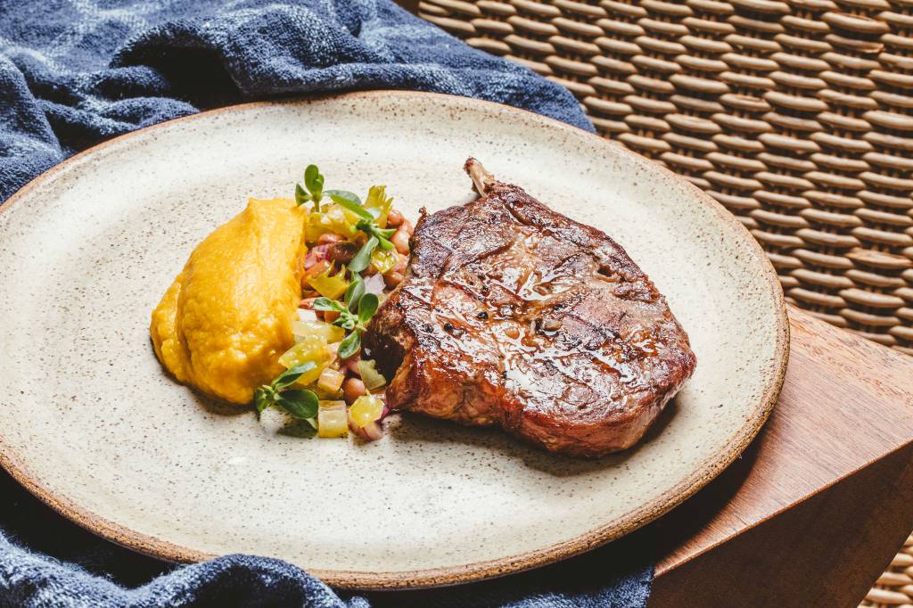 Receita de bisteca com purê de abóbora para um almoço caprichado