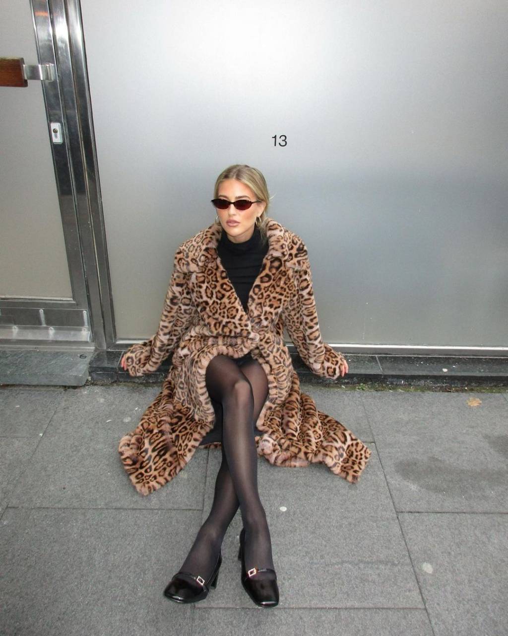 look-com-oncinha-para-inverno Look com trench coat com estampa de oncinha