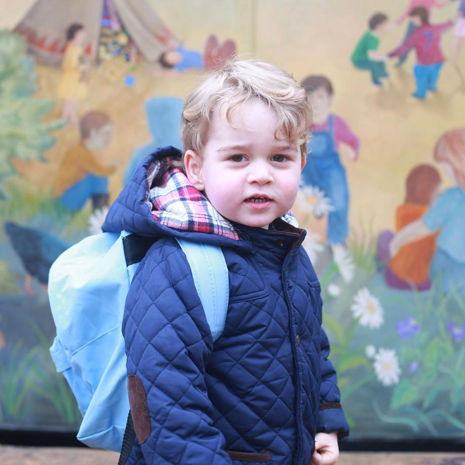 O príncipe George indo para a escola, aos 2 anos