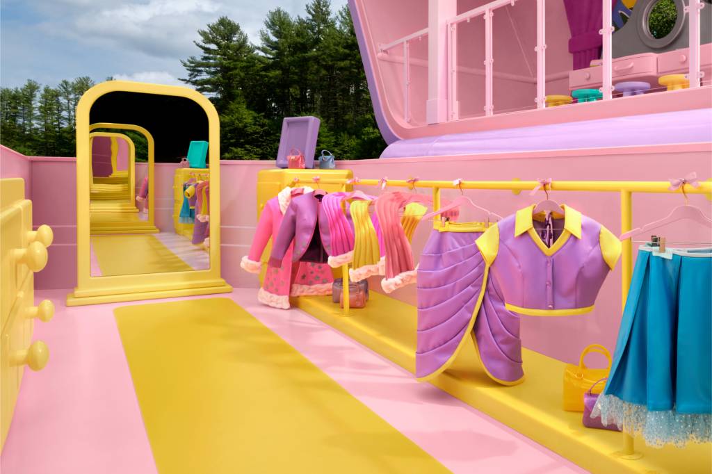 05-Polly-Pocket-Icons-Airbnb-Credit-Kelsey-McClellan closet da casa da polly airbnb