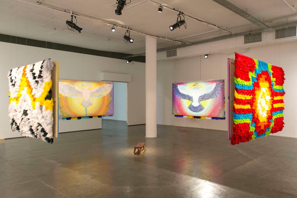 Obra de Daiara Tukano durante a 34ª Bienal de São Paulo Artistas mulheres na SP–Arte Rotas Brasileiras