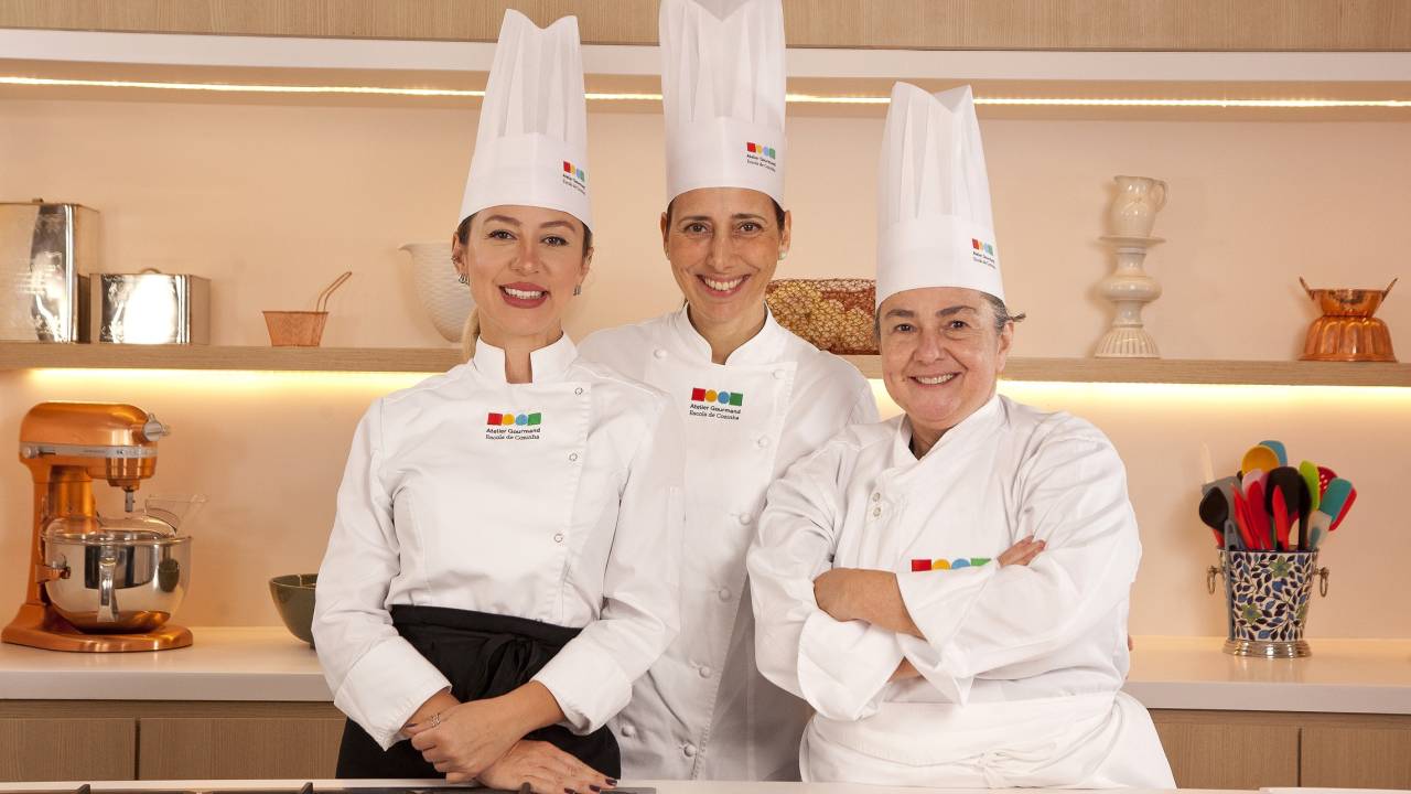 As chefs Amanda Caracante, Paula Rizkallah e Renata Braune dividem seus conhecimentos com os alunos dos 8 módulos do curso Diploma de Cozinha, do Atelier Gourmand