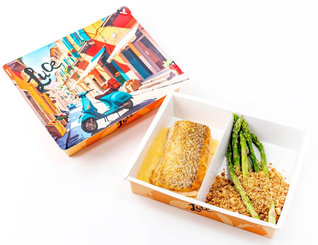 delivery-saudavel-luce-pesce Al Zabaione Peixe branco grelhado com zabaione salgado, aspargos, crumble de avelã e limão siciliano do Luce vem nesta embalagem colorida no delivery
