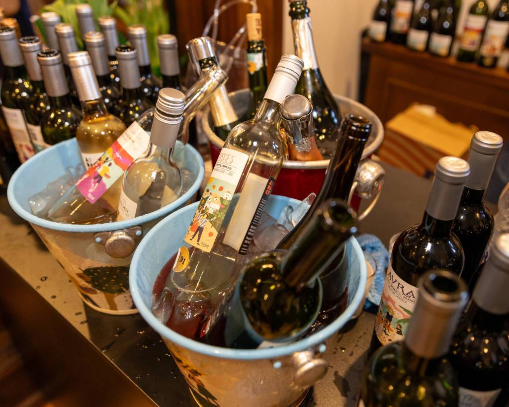 festivais-de-vinho-degustacao (2) Vinhos são mantidos em temperatura para serem servidos e degustados