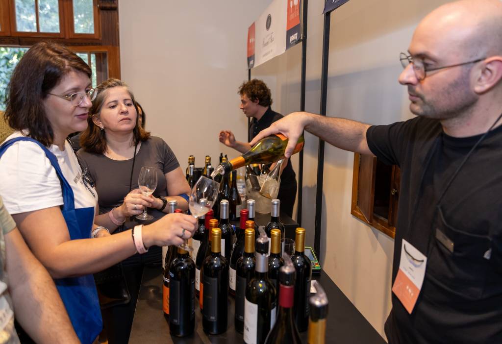 festivais-de-vinho-degustacao (9) Cada vinícola leva diversos tipos de vinho de sua produção para o público conhecer e experimentar