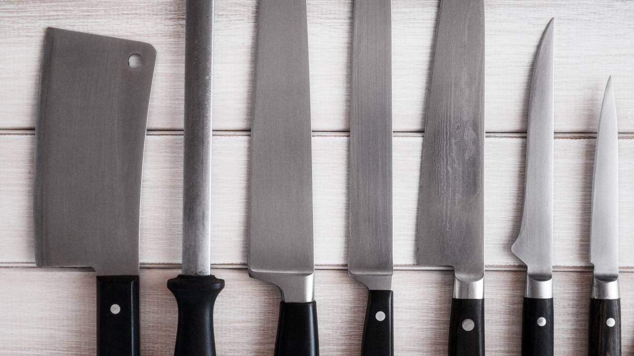 Diferentes facas são utilizadas no dia a dia de uma cozinha