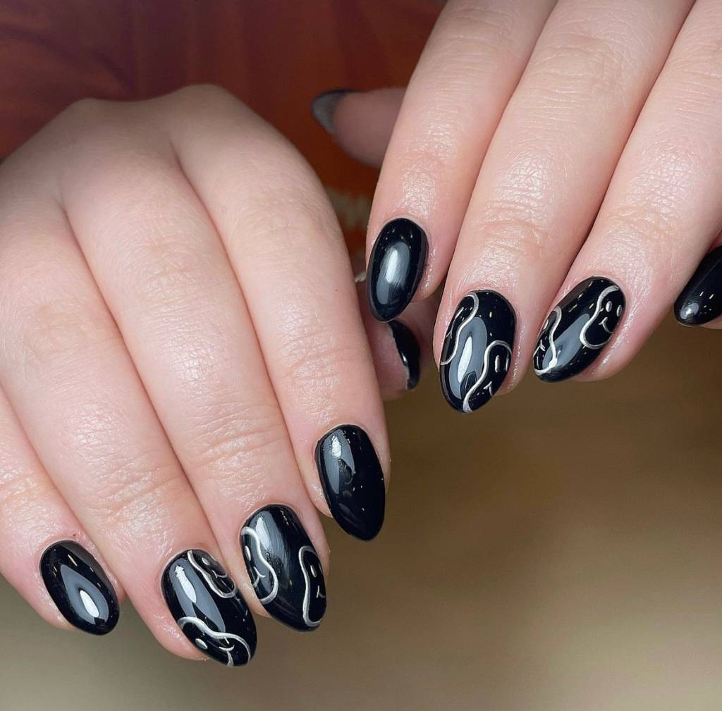 inspirações-unhas-pretas-decoradas-desenhos-metálicos