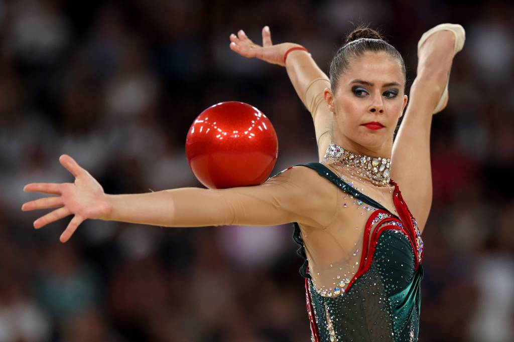 Rhythmic Gymnastics – Olympic Games Paris 2024: Day 13 maquiagem ginástica rítmica Fanni Pigniczki