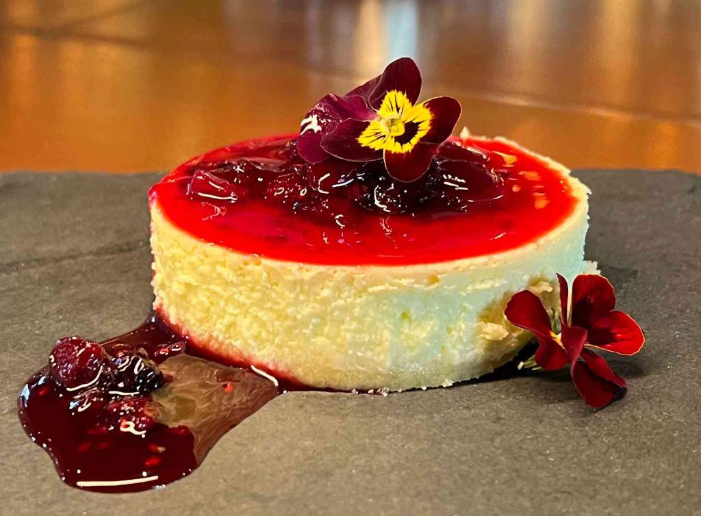 Receita de cheesecake de pistache com calda de frutas vermelhas